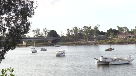 Boats-floating-in-the-Fitzroy-River,-Rockhampton