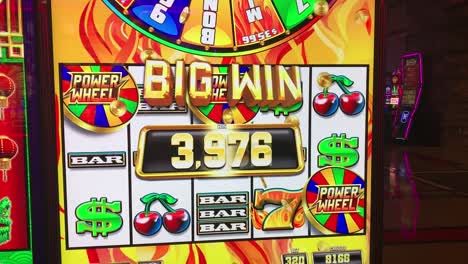 Ein-Neuer-„Heat-&#39;em-Up-Power-Wheel“-Spielautomat-Mit-Bonusfunktionen,-Der-Einen-„großen-Gewinn“-Ermöglicht