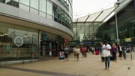 Zeitraffer-Von-Menschen,-Die-Den-Bahnhof-Manchester-Piccadilly-Verlassen-Und-Betreten,-Großer-Bahnhof-Im-Vereinigten-Königreich,-öffentliche-Verkehrsmittel,-Bewölkter-Tag,-4K,-25p