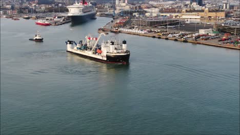 Kabelschiff-Legt-Im-Hafen-Von-Southampton-An