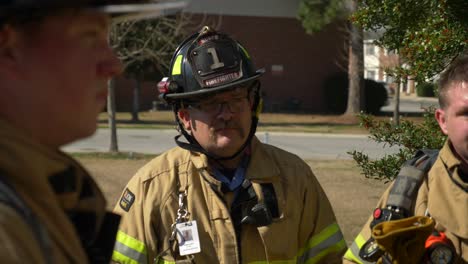 Feuerwehrleute-Treffen-Sich,-Um-über-Eine-Notfallreaktion-Und-Eine-Brandbekämpfungsübung-Zu-Sprechen,-Die-Sie-Durchführen-Werden