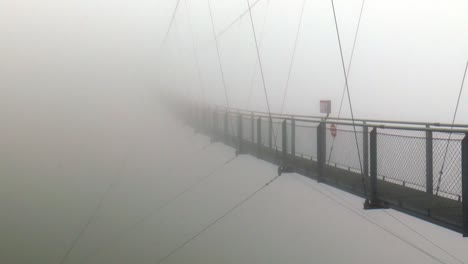 El-Puente-Colgante-Más-Alto-De-Europa-En-La-Niebla