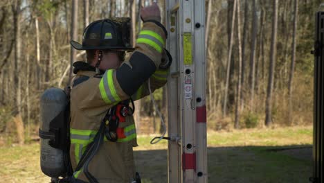 Feuerwehrmann-Stellt-Eine-Leiter-Auf,-Während-Er-Auf-Einen-Notfall-Reagiert