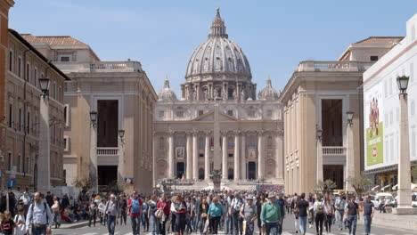Massen-Von-Menschen,-Die-Durch-Die-Straßen-Roms-Laufen,-Mit-Dem-Vatikan-Im-Hintergrund