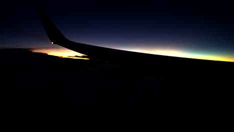 Wunderschöne-Aussicht-Auf-Den-Sonnenaufgang-Aus-Den-Flugzeugfenstern