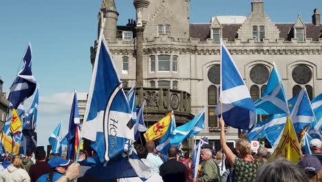 Zeitlupe-Einer-Menschenmenge-Von-Anhängern-Der-Schottischen-Unabhängigkeit,-Die-Sich-Um-Den-Aberdeen-Mercat-Versammeln