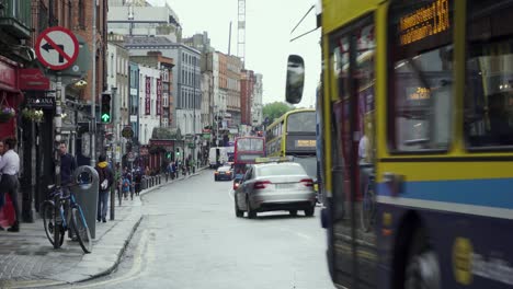 Öffentliche-Verkehrsmittel-Und-Touristische-Doppeldeckerbusse-In-Der-Stadt-Dublin