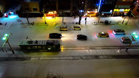 El-Tráfico-Se-Abre-Camino-A-Través-De-Sapporo-Por-La-Noche-Durante-Las-Nevadas-En-Invierno