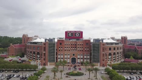 Blick-Auf-Das-Doak-Campbell-Stadion-An-Der-Florida-State-University-In-Tallahassee,-Luftaufnahme,-Sockel,-Neigung