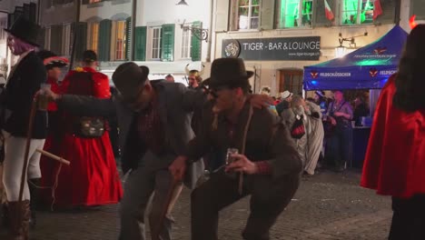 Alte-Männer-In-Kostümen-Tanzen-Auf-Der-Straße-Während-Der-Festivalveranstaltung-Im-Freien-Bei-Nacht,-Statische-Aufladung