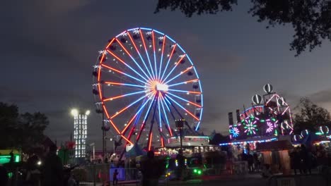 Wenn-Die-Sonne-über-Der-North-Carolina-State-Fair-Untergeht,-Beginnt-Die-Lichtshow-Im-Riesenrad