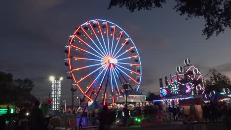 El-Espectáculo-De-Luces-De-La-Rueda-De-La-Fortuna-Se-Enciende-Cuando-El-Sol-Se-Pone-Sobre-La-Feria-Estatal-De-Carolina-Del-Norte