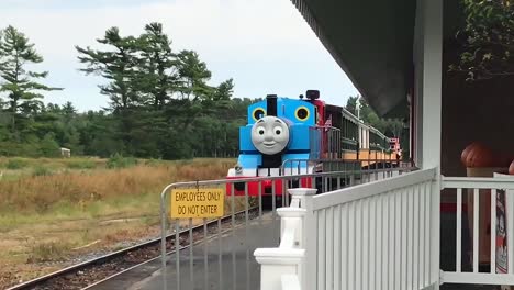 Un-Thomas-La-Locomotora-Del-Tanque-De-La-Vida-Real-Que-Se-Acerca-A-La-Plataforma-Para-Recoger-Pasajeros-Que-Visitan-Thomas-Land-Y-El-Parque-Temático-Familiar-Edaville-En-Massachusetts