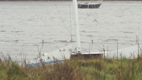 Düstere,-Stürmische-Flussseitenansichten,-Katamaran-Segelboot
