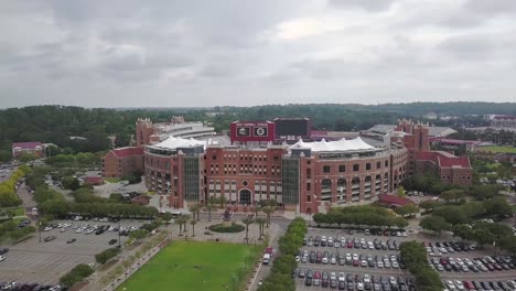 Luftaufnahme-Des-Doak-Campbell-Stadions-Im-Bundesstaat-Florida-In-Tallahassee-An-Einem-Bewölkten-Tag,-Umlaufbahn