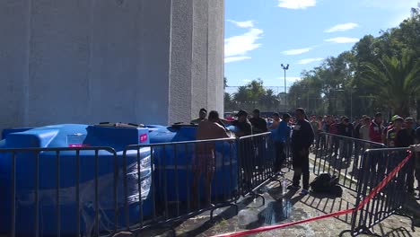 Totale:-Migranten-Waschen-Ihre-Kleidung-In-Einer-Notunterkunft-In-Mexiko-Stadt
