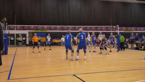 Schuss-Von-Volleyballspielern-über-Jahren,-Die-Sich-Im-World-Master-Game-Im-Waitakere-Trust-Stadium-Versammeln