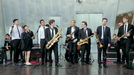 Estudiantes-Tocando-Instrumentos-Musicales-Juntos-Estudiante-Tocando-Música-Juntos-Dentro-Del-Edificio