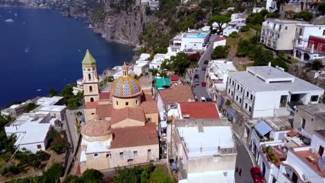 Iglesia-De-San-Januarius-En-Vettica-Maggiore-En-La-Costa-De-Cinque-Terre,-Sobrevuelo-De-Drones-Aéreos-Revela-Disparo