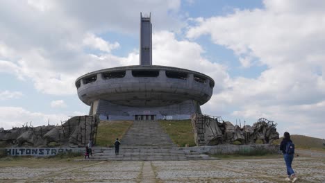 Monumento-Del-Partido-Comunista-Búlgaro-En-El-Pico-Buzludzha,-Bulgaria