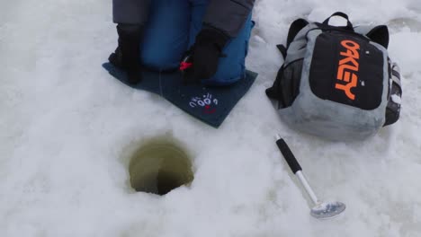 Kind-Beim-Eisfischen-Auf-Einem-Zugefrorenen-Fluss-Im-Winter-In-Norwegen