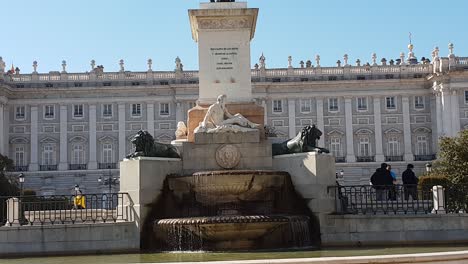 Fountain-in-front-of-Palacio-Real-in-Madrid,-Royal-Palace-of-Madrid