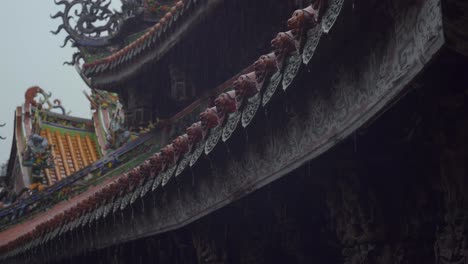 Regen-Im-Traditionellen-Sanxia-Quingshui-Zushi-Gong-Taiwanesischen-Steintempel-In-Taipeh
