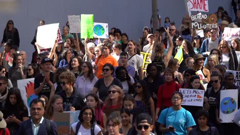 Multitudes-Caminando-En-La-Calle-Protestando-Por-El-Cambio-Climático-Global-Marchan-A-Cámara-Lenta