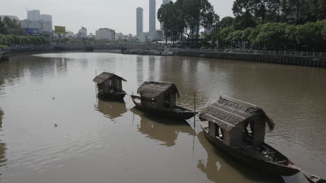 Luftaufnahme-Einer-Reihe-Alter-Flussfischerboote-Im-Traditionellen-Stil-In-Einem-Hoang-Sa-Kanal-Im-Bezirk-Binh-Thanh-In-Ho-Chi-Minh-Stadt-Oder-Saigon,-Vietnam