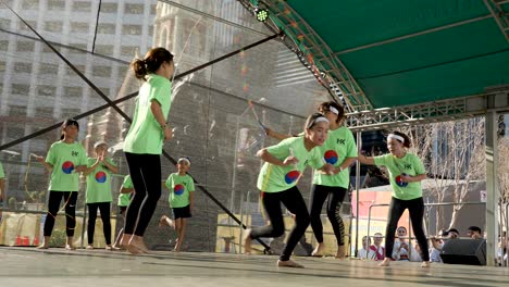 Grupo-De-Niños-Saltando-La-Cuerda-Y-Saltando-La-Cuerda-Durante-El-Festival-Coreano