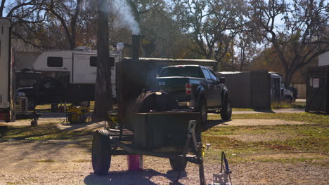 Un-Fumador-De-Barbacoa-Fumando-Carne-En-Una-Competencia-De-Cocina-A-La-Parrilla