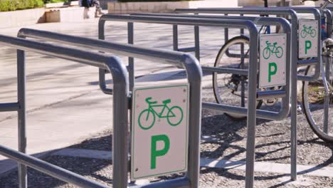 Pan-Shot-O-Estacionamiento-De-Bicicletas,-Ubicado-En-Kifissia,-Atenas,-Grecia