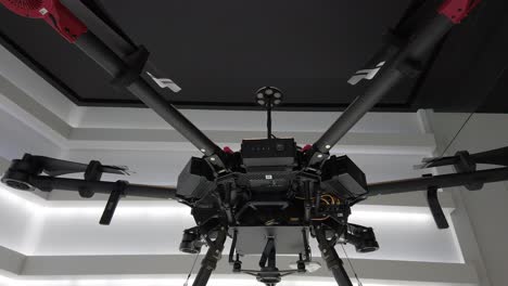 DJI-Matrice-Multicopter-Drohne-Im-DJI-Flagship-Store-In-Der-Innenstadt-Von-Honkong-Ausgestellt