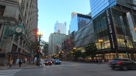 Blick-Auf-Die-Innenstadt-Von-Chicago,-USA,-Touristen,-Tourismus,-Standort,-Gebäude-Und-Geschäfte,-Städtisches-Stadtbild,-Autos-Und-Passanten