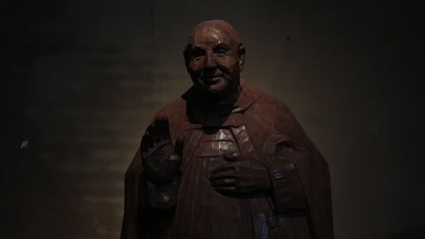 Statue-Von-Papst-St