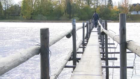 Fußgängerbrücke-über-Den-Fluss,-Um-Das-Neunauge-Zu-Fangen