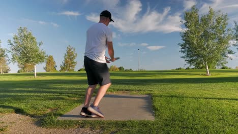 Mann-Zielt-Und-Wirft-Dann-Seine-Scheibe-Auf-Einem-Discgolfplatz