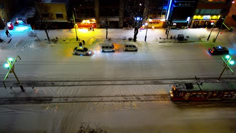 El-Tráfico-Se-Abre-Camino-A-Través-De-Sapporo-Por-La-Noche-Durante-Las-Nevadas-En-Invierno