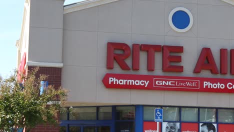 Rite-Aid-Store-Pan-über-Schild