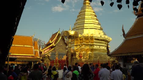 Visitantes-En-El-Templo-Doi-Suthep-En-Chiang-Mai,-Tailandia