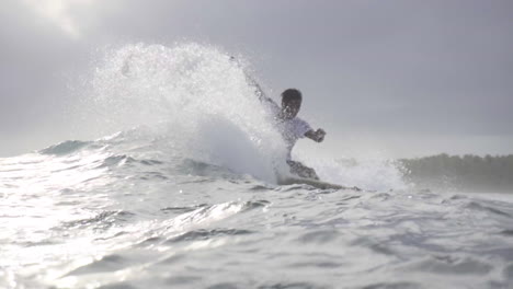 Asiatische-Philippinische-Surfer-Genießen-Kleine-Wellen-Bei-Düsterem-Wetter