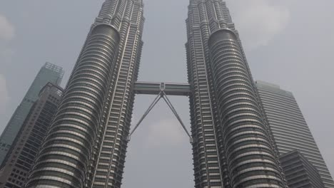 Touristen-Fotografieren-An-Den-Berühmten-Petronas-Zwillingstürmen-Inmitten-Des-Dichten-Dunstes,-Der-Durch-Indonesische-Waldbrände-Verursacht-Wurde