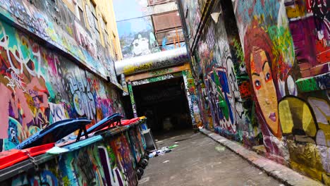 Tourists-visiting-graffiti-artwork-in-Hosier-Lane-Melbourne-CBD