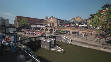 Timelapse-of-view-overlooking-Regent-Canal-besides-the-Camden-Lock-Market,-London,-UK