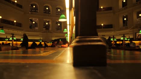 Staatsbibliothek-Victoria-Bei-Nacht-Menschen,-Die-In-Der-Bibliothek-Von-Melbourne-Studieren-Touristenattraktionen-Von-Melbourne,-Bibliothek-Von-Melbourne