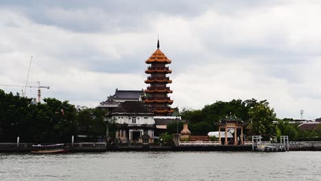 Der-Che-Chin-Khor-Tempel-Und-Die-Pagode-Am-Chaophraya-Fluss-Sind-Bei-Anhängern-Und-Zeichnern,-Fotografen-Und-Touristen-Aus-Der-Ganzen-Welt-Berühmt