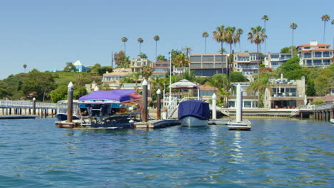 Weißes-Segelboot-In-Zeitlupe,-Das-Durch-Den-Hafen-In-Newport-Fährt