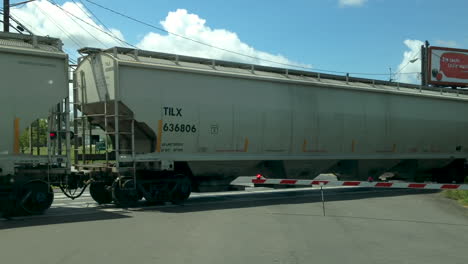Tren-En-Vías-Pasando-Por-Cruce-De-Ferrocarril
