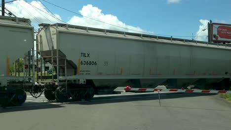 Zug-Auf-Gleisen,-Die-Durch-Einen-Bahnübergang-Fahren