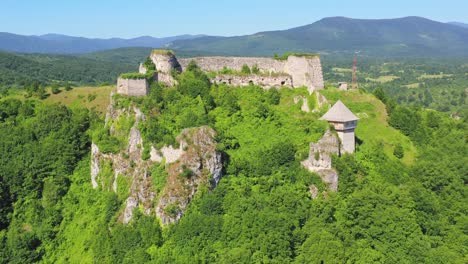 Vista-Aérea-Posterior-Del-Castillo-De-Ostrovica-Con-árboles-Cubiertos-De-Maleza